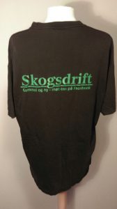 T-skjorta til Skogsdrift gammel og ny- sett bakfra.